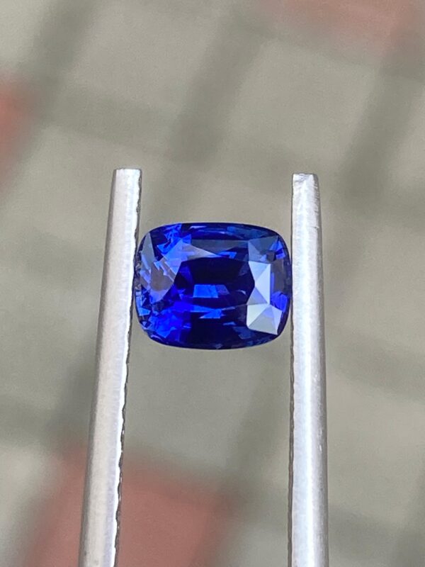 natural royal blue sapphire 1.02ct