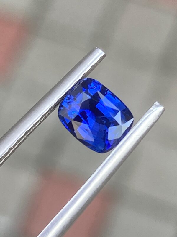 natural royal blue sapphire 1.02ct