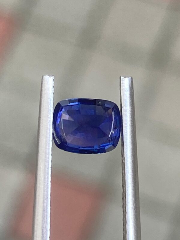 natural royal blue sapphire 1.02ct