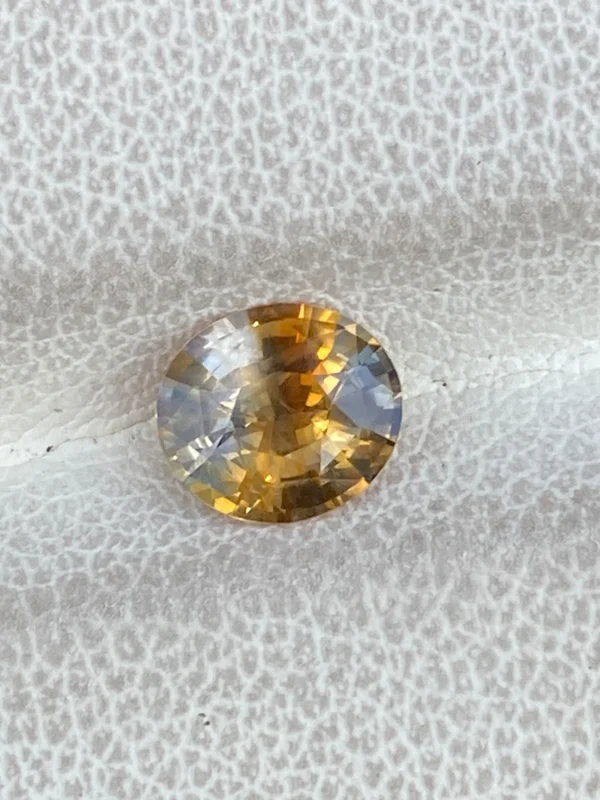 Natural bi color sapphire from Sri Lanka 1.05ct