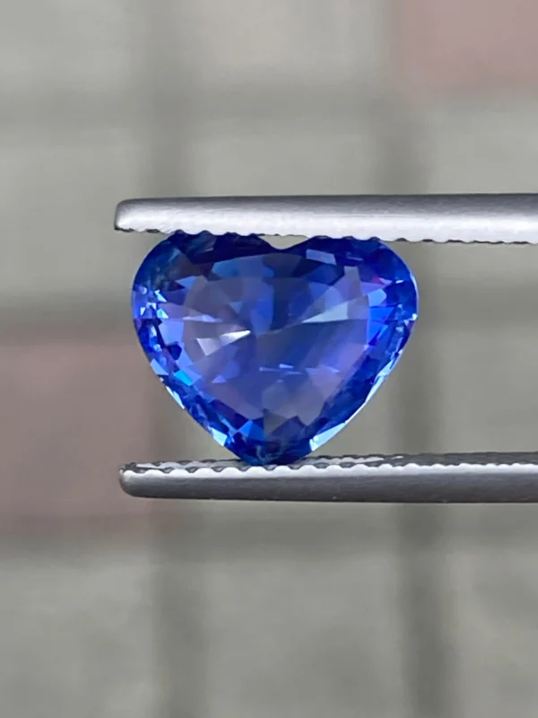 3.02ct natural blue sapphire heart rear view showing pavilion facets