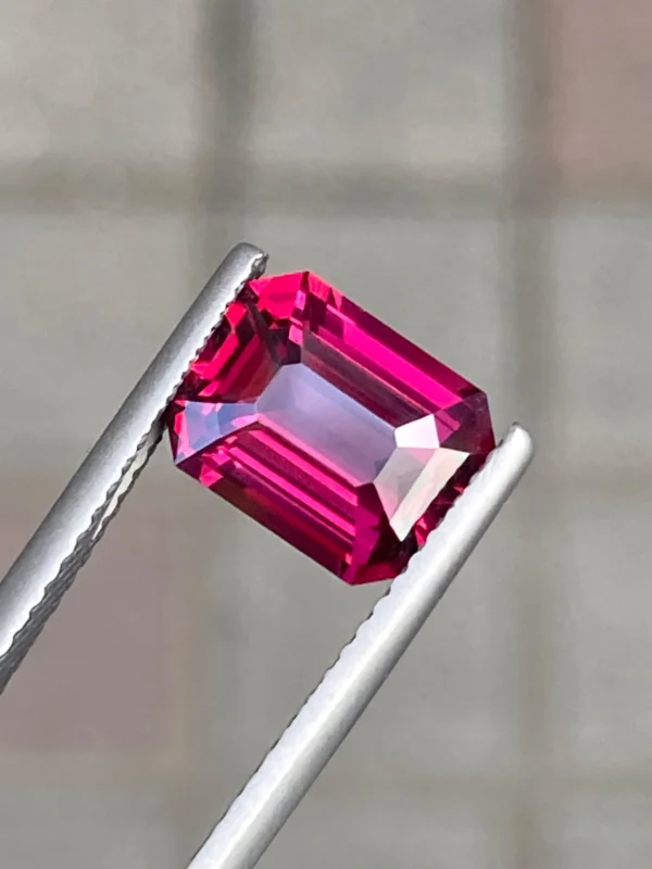 Rhodolite garnet VVS1 clarity close-up